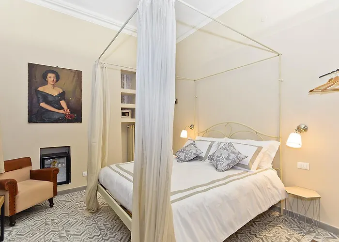 Tohouse Rooms